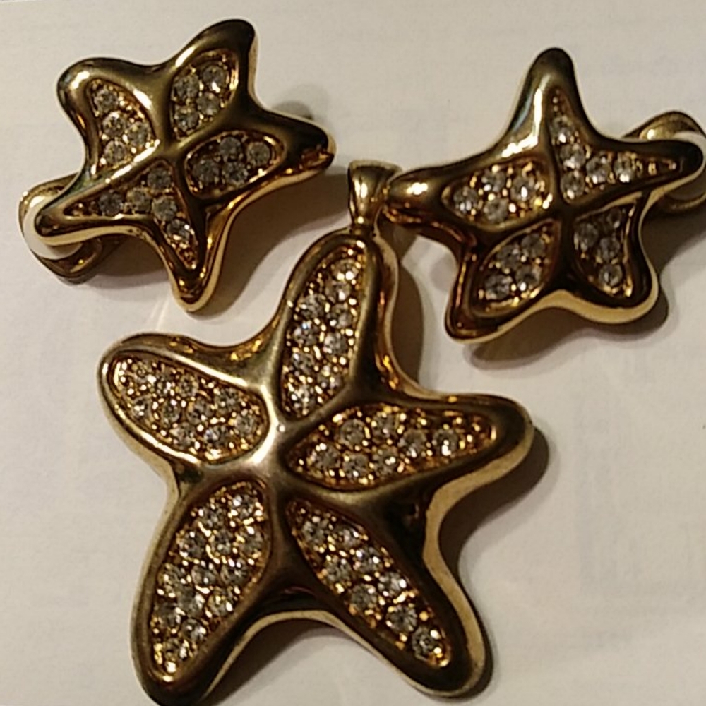 Stunning Pendant and Earring Set